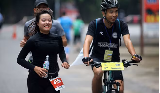 Cô gái "thép" Ironman Lê Phương Vy với cự ly 42km. Cuộc thi chạy lần này là một buổi kiểm tra thể lực của cô trước khi tham dự Vietnam Mountain Marathon 22-9 tới đây. Phương Vy hoàn thành với thời gian 4 giờ 22 phút. (Ảnh Web Thể thao)