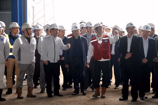 Đoàn công tác đi kiểm tra dự án và thăm hỏi cán bộ công nhân viên đang làm việc trên công trường. Đoàn công tác đi kiểm tra dự án và thăm hỏi cán bộ công nhân viên đang làm việc trên công trường.