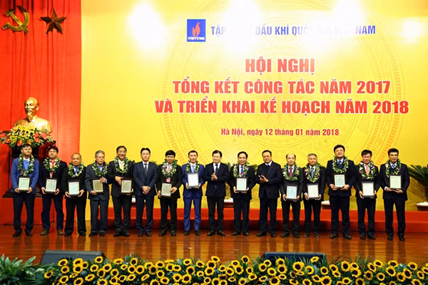 Phó Thủ tướng Trịnh Dũng chụp ảnh cùng 13 tập thể, cá nhân được tôn vinh vì đã có thành tích xuất sắc trong năm 2017.