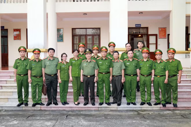 Thứ trưởng Nguyễn Văn Sơn cùng các đại biểu.