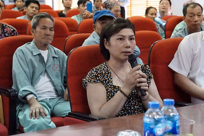 Chị Hạnh đang kể lại quá trình mình điều trị ung thư bằng hỗ trợ trí tuệ nhân tạo tại BV Đa khoa Phú Thọ.