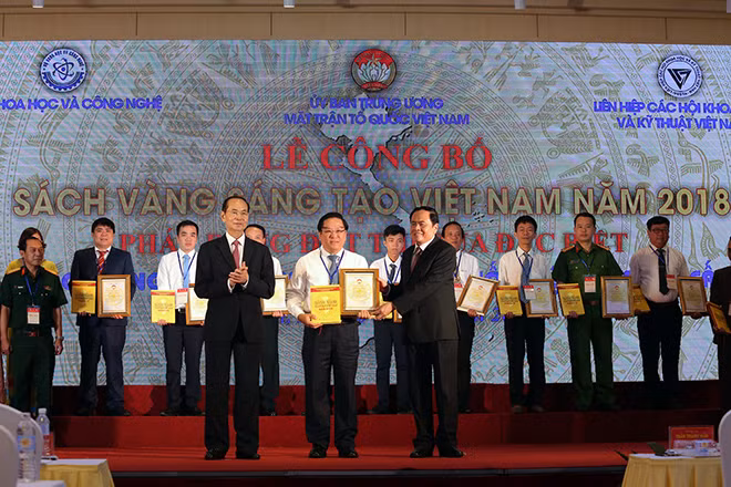 Chủ tịch nước Trần Đại Quang và Chủ tịch Ủy ban Trung ương Mặt trận Tổ quốc Việt Nam Trần Thanh Mẫn trao Giấy chứng nhận và Sách vàng cho đại diện nhóm tác giả PVEP.