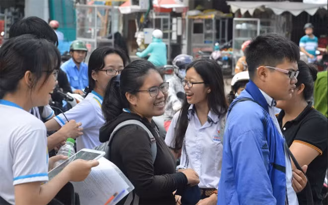 Cười tươi vì bài làm khá tốt.