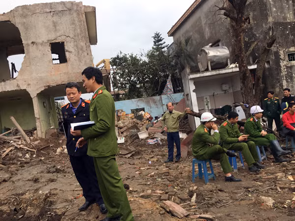 Lực lượng chức năng có mặt tại phong tỏa hiện trường, điều tra nguyên nhân.