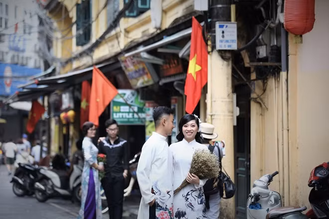 Nhiều cặp đôi đã tranh thủ ngày nghỉ lễ để chụp ảnh cưới trong không khí vắng vẻ. Trong ảnh là các cặp đôi đang chụp ảnh tại phố "Tây" Tạ Hiện.