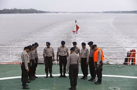 Các cảnh sát Indonesia tham gia hoạt động tìm kiếm đang cầu nguyện trên boong tàu KN Purworejo biển Java ngày 3/1/2015.