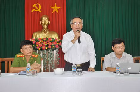 Ông Nguyễn Giờ - Trưởng Ban tuyên giáo Tỉnh ủy Bình Đình chủ trì buổi họp báo. Ông Nguyễn Giờ - Trưởng Ban tuyên giáo Tỉnh ủy Bình Đình chủ trì buổi họp báo.