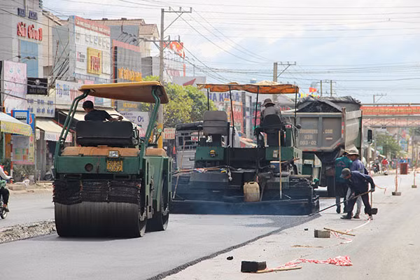 Trải thảm mặt đường ĐT 741 đoạn qua TP Đồng Xoài, tỉnh Bình Phước.