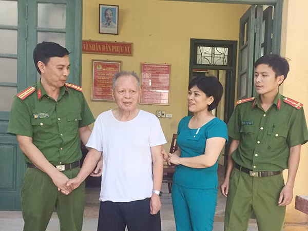 Công an phường Lê Hồng Phong (TP Phủ Lý) giúp đỡ ông Phương về với gia đình.