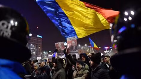 Hàng ngàn người dân Romania biểu tình trên đường phố chống sắc lệnh làm suy yếu luật chống tham nhũng của chính quyền.