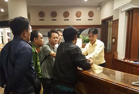 Cán bộ kiểm tra hành chính khách sạn Grand, nơi Nguyễn Thanh Hùng nghỉ ở Vũng Tàu.