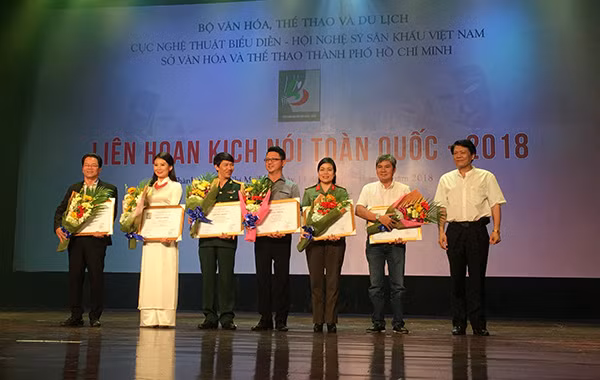 NSND Nguyễn Quang Vinh - Quyền Cục trưởng Cục Nghệ thuật biểu diễn trao Huy chương bạc cho các vở diễn.