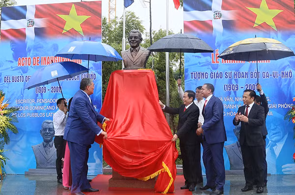 Các đồng chí Trần Thanh Mẫn, Ngô Thị Thanh Hằng và Miguel Mejia khánh thành tượng đài Giáo sư Hoan Bôt.