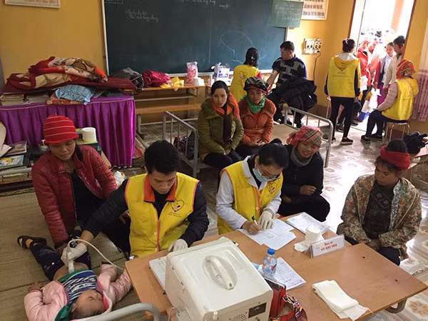 Các bác sỹ thuộc Hội Bác sỹ tình nguyện khám bệnh và cấp thuốc miễn phí cho bà con ở huyện Yên Châu, tỉnh Sơn La.