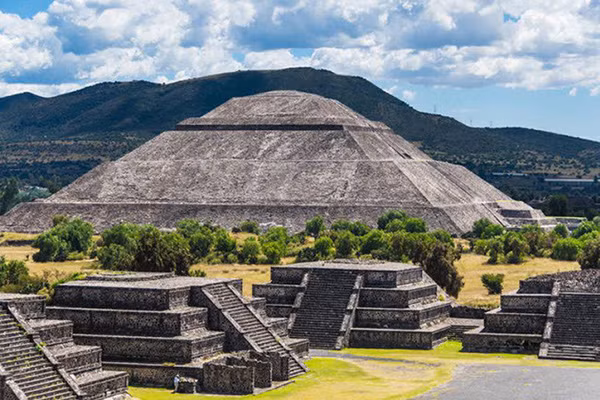 Teotihuacan, Mexico: Thành phố linh thiêng Teotihuacan, có nghĩa là “nơi các bị thần được tạo ra, nằm cách thành phố Mexico City khoảng 45 km. Được xây dựng từ thế thứ 1 đến thế kỷ thứ 7 trước Công nguyên, Teotihuacan nổi tiếng với ngôi đền Quetzalcoatl, kim tự tháp Mặt trời và Mặt trăng. Nhưng ai xây các công trình này vẫn là điều bí ẩn. Teotihuacan, Mexico: Thành phố linh thiêng Teotihuacan, có nghĩa là “nơi các bị thần được tạo ra, nằm cách thành phố Mexico City khoảng 45 km. Được xây dựng từ thế thứ 1 đến thế kỷ thứ 7 trước Công nguyên, Teotihuacan nổi tiếng với ngôi đền Quetzalcoatl, kim tự tháp Mặt trời và Mặt trăng. Nhưng ai xây các công trình này vẫn là điều bí ẩn.