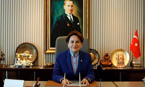 Bà Meral Aksener, Phía sau lưng bà là bức chân dung nhà sáng lập nước Thổ Nhĩ Kỳ hiện đại Mustafa Kemal Ataturk.