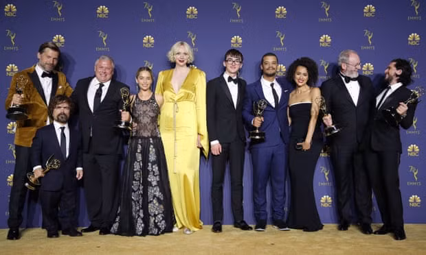 Ê kíp làm phim Game of Thrones trên sân khấu.