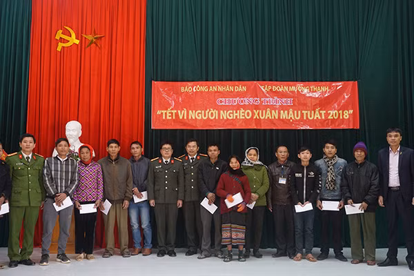 Đại diện nhà tài trợ Tập đoàn khách sạn Mường Thanh và đoàn công tác trong buổi trao quà từ thiện.