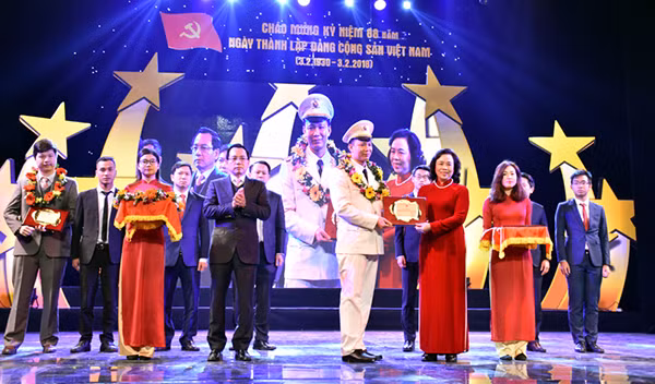 Đại úy Lê Thăng Bằng nhận danh hiệu Gương mặt trẻ Thủ đô tiêu biểu 2017.