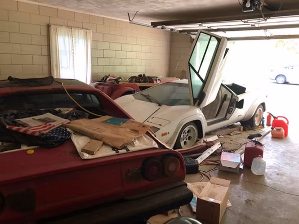 Ngoài chiếc siêu xe Lamborghini Countach, trong nhà kho của ông nội anh chàng còn có nhiều siêu xe bỏ xó khác bao gồm cả chiếc Ferrari 308...