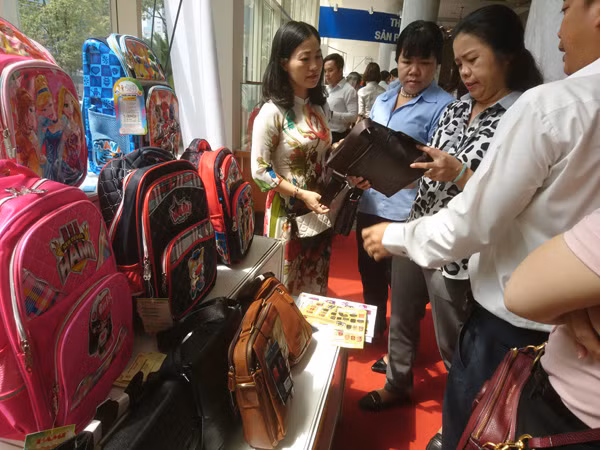 Người tiêu dùng chọn mua hàng Việt. Người tiêu dùng chọn mua hàng Việt.