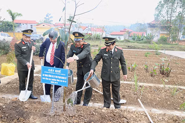 Các đồng chí lãnh đạo trồng cây thuốc quý.
