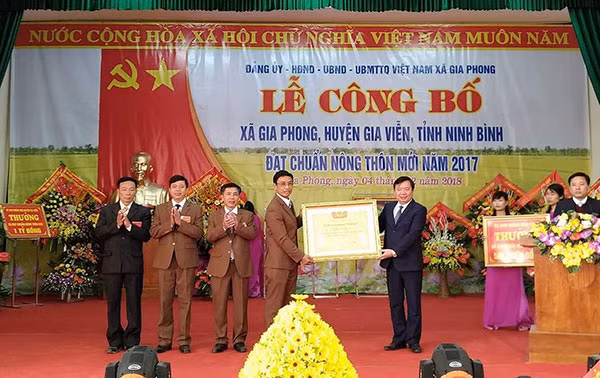 Đồng chí Nguyễn Ngọc Thạch, Phó Chủ tịch UBND tỉnh Ninh Bình trao chứng nhận đạt chuẩn nông thôn mới cho xã Gia Phong.