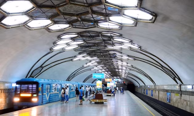 Một đoàn tàu vào ga Novza.