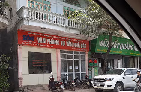 Đất đai bị tạm dừng giao dịch khiến nhiều cơ sở môi giới trở nên vắng vẻ.