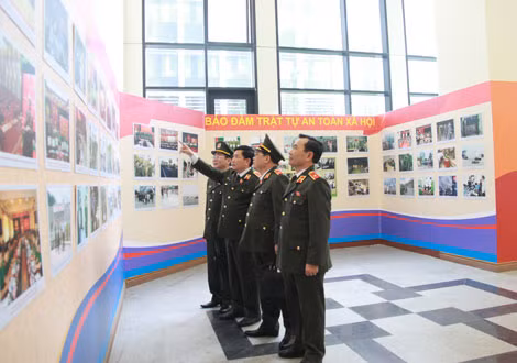 Các đại biểu xem hình ảnh hoạt động tiêu biểu của Lực lượng CAND trong phong trào thi đua vì ANTQ năm 2017.