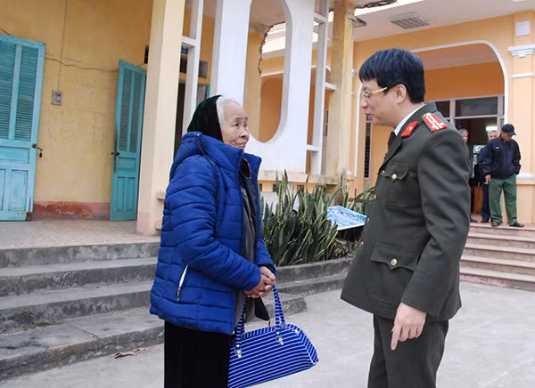 Phó Tổng Biên tập Phạm Quang Khải trao quà Tết thăm hỏi, chúc Tết bà con nghèo, gia đình chính sách ở xã Bình Yên.