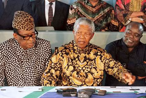 Cuộc đàm phán giữa hai đối thủ Mobutu và Kabila với sự trung gian của Nelson Mandela. Cuộc đàm phán giữa hai đối thủ Mobutu và Kabila với sự trung gian của Nelson Mandela.