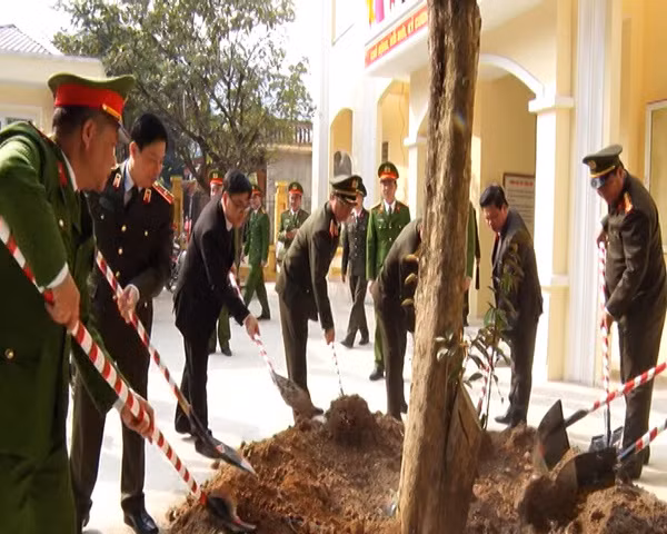 Thượng tướng Nguyễn Văn Thành, Ủy viên Trung ương Đảng, Thứ trưởng Bộ Công an cùng Lãnh đạo BCA, Lãnh đạo Công an tỉnh trồng cây lưu niệm.