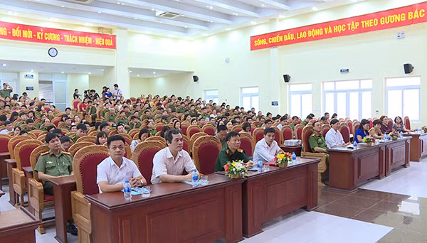 Đại biểu và các học viên tại buổi tập huấn.
