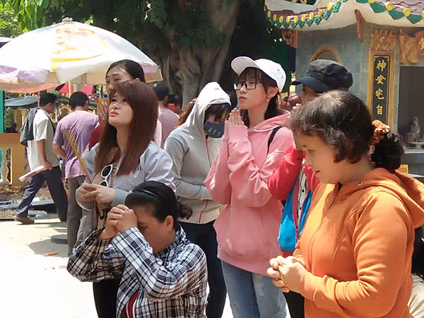 Du khách yên tâm dâng hương, cầu bình an tại núi Bà Đen.