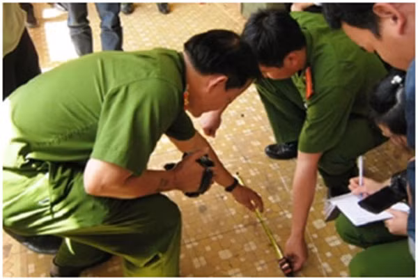Công an Bắc Giang khám nghiệm hiện trường vụ án mạng.