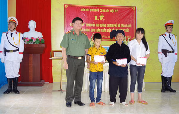 Thừa ủy quyền của Thủ tướng Chính phủ, Đại tá Hoàng Văn Mạnh, Phó Giám đốc Công an tỉnh trao Bằng “Tổ quốc ghi công” và Sổ tiết kiệm cho thân nhân Liệt sĩ Lưu Minh Thức.