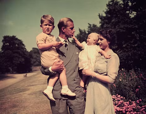 Quận công Phillip đang bế con trai Charles, và Nữ hoàng Elizabeth II đang bế con gái Anne.