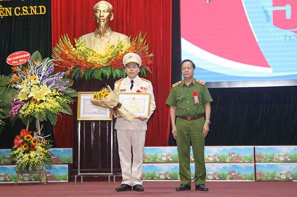 Trung tướng Nguyễn Xuân Yêm trao Bằng khen của Bộ GD & ĐT cho Thượng tá, PGS.TS Trần Hồng Quang – Trưởng phòng Phòng Quản lý đào tạo.