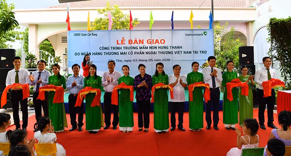 Các đại biểu cắt băng khai trương Trường mầm non Hưng Thạnh. Các đại biểu cắt băng khai trương Trường mầm non Hưng Thạnh.