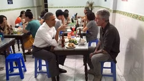 Tổng thống Mỹ Barack Obama cùng ăn bún chả với đầu bếp Anthony Bourdain ở Hà Nội, tháng 5-2016.
