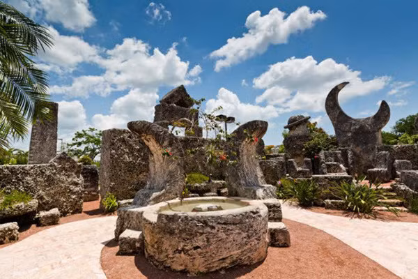 Lâu đài Coral Castle, Homestead, Florida, Mỹ: Địa điểm này vẫn là một bí ẩn chưa có lời giải đáp. Mọi người vẫn không hiểu tại sao một mình người di cư tên Edward Leedskalnin có thể tự xây lâu đài với các tảng đá vôi không lồ. Một số khối đá nặng tới 15 tấn. Lâu đài Coral Castle, Homestead, Florida, Mỹ: Địa điểm này vẫn là một bí ẩn chưa có lời giải đáp. Mọi người vẫn không hiểu tại sao một mình người di cư tên Edward Leedskalnin có thể tự xây lâu đài với các tảng đá vôi không lồ. Một số khối đá nặng tới 15 tấn.