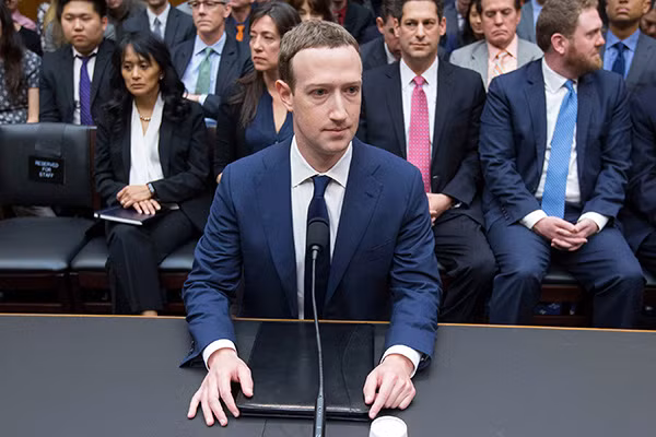 Mark Zuckerberg trong một cuộc điều trần.