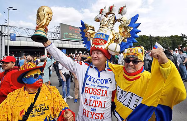 ...ông cùng các CĐV tới từ Colombia hòa chung niềm vui trong ngày hội FIFA World Cup 2018.