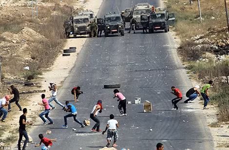 Người biểu tình Palestine chỉ có gạch đá đối đầu Binh lính Israel trang bị xe bọc thép. Ảnh: Daily Mail.