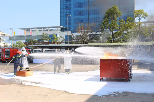 Công nghệ CAFS chữa cháy bằng bọt khí nén được thực nghiệm trong chữa cháy xăng dầu.