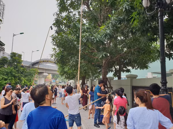 Những cư dân nước ngoài đang sinh sống tại đây cũng vô cùng hào hứng tham gia và họ tự tay trẩy xoài rất khéo léo.