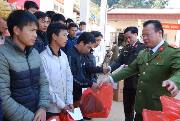 Đại tá, TS Nguyễn Quốc Toản, Trưởng Công an huyện Tuần Giáo trao quà Tết tới bà con có hoàn cảnh khó khăn ở xã Pú Xi.