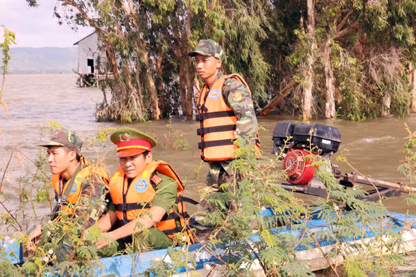 Bộ đội Biên phòng An Giang và Công an huyện Tịnh Biên, phối hợp tuần tra chống buôn lậu trên cánh đồng ngập lũ biên giới. Bộ đội Biên phòng An Giang và Công an huyện Tịnh Biên, phối hợp tuần tra chống buôn lậu trên cánh đồng ngập lũ biên giới.