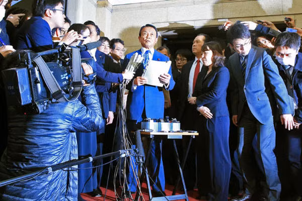 Bộ trưởng Tài chính Taro Aso thừa nhận trước báo giới về việc các tài liệu đã bị chỉnh sửa. Ảnh: Asia Nikkei.